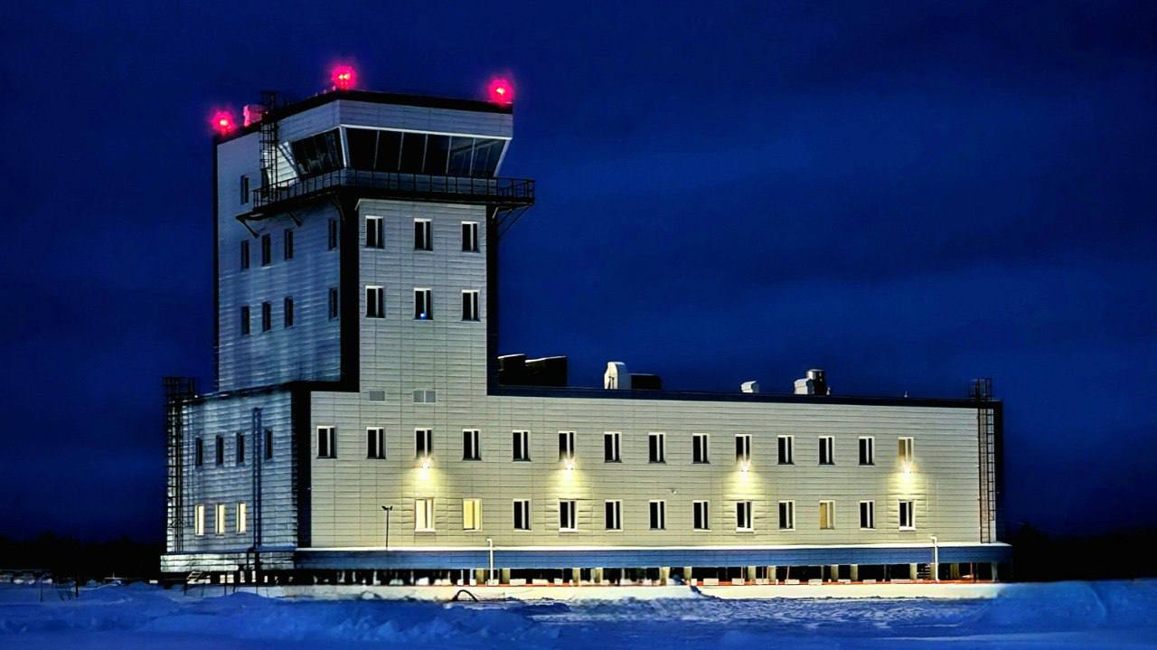 В Мирном ввели в эксплуатацию новый КДП В рамках строительства нового аэропорта в Мирном введены в эксплуатацию командно диспетчерский пункт и средства радиотехнического обеспечения полетов отдельная приводная радиостанция аэродромный радиолокационный комплекс автоматический радиопеленгатор и азимутально дальномерный радиомаяк В ходе летных проверок подтверждено соответствие средств требованиям сертификационного базиса и эксплуатационной документации На объекте также планируется ввести в эксплуатацию радиолокационную станцию обзора летного поля и радиомаячную систему посадки ILS 2700 с дальномерным радиомаяком DME NL 2700 Оснащение радиотехническими средствами позволит новому аэродрому Мирный получить сертификат соответствия по II категории ИКАО Строительство нового аэропортового комплекса значительное событие для жителей и гостей города Установка систем наблюдения навигации и посадки позволит повысить качество аэронавигационного обслуживания пользователей воздушного пространства
