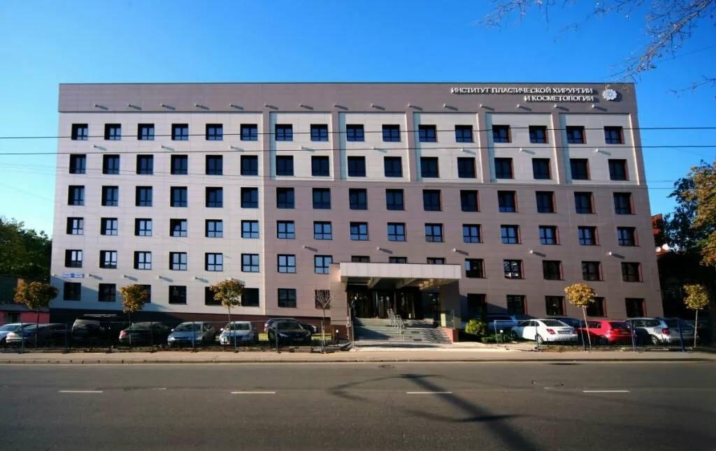 Девушка из Пензы умерла в Москве после пластической операции: во время процедуры у пациентки началось сильное кровотечение. По предварительным данным, к смерти могла привести ошибка врачей. 17-летняя Александра приехала в Москву исправлять порок верхней челюсти. По данным «Базы», операцию проводили в Институте пластической хирургии и косметологии 11 апреля. Во время процедуры у Александры началось сильное кровотечение — она потеряла как минимум один литр крови. Из-за этого операцию провели не до конца. Кровотечение остановили, Александру перевели на ИВЛ в палату пробуждения, но пациентка не просыпалась. Девушку перевезли в реанимацию Морозовской детской больницы, но в себя Александра так и не пришла — умерла вечером 16 мая. По данным «Базы», следователи начали проверку. Выяснилось, что в Морозовскую больницу Александра попала уже с отёком мозга. По одной из версий, девушка могла умереть из-за ошибки медиков, которые проводили пластическую операцию. Сейчас следователи уже начали проверку. Подписывайтесь, это Baza