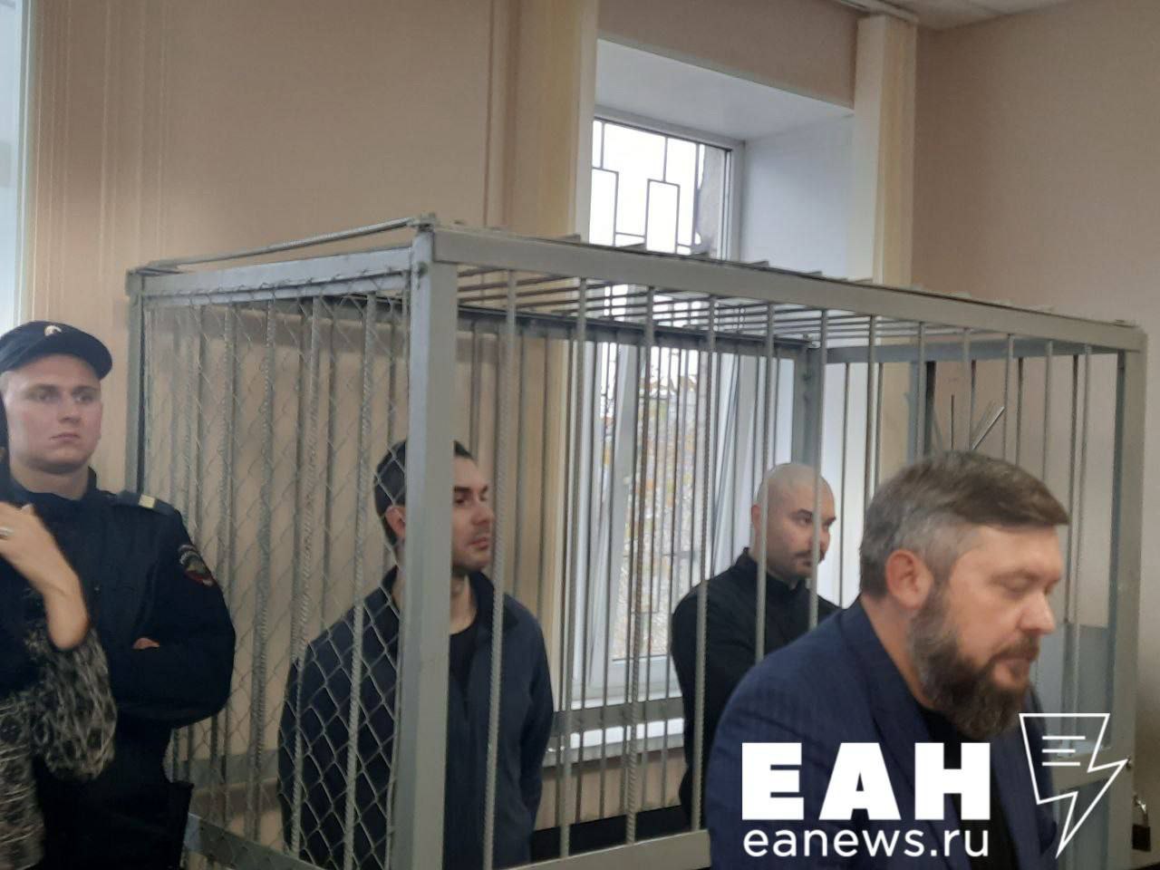Оренбургский суд продлил срок ареста братьям Макаровым В СИЗО они пробудут до 3 декабря Решение принято Ленинским районным судом Оренбурга передает корреспондент ЕАН из зала суда Братья были задержаны в июне после резонансного расстрела человека у отеля Hilton Их третий брат Захар до сих пор находится в розыске Все они обвиняются в покушении на убийство Егору Макарову предъявили обвинение еще по одному громкому делу убийству 17 летнего студента которое оставалось нераскрытым почти 14 лет Юношу убили возле кафе Вуаль на улице Пушкинской в сентябре 2011 года Подпишитесь на канал ЕАН Оренбург