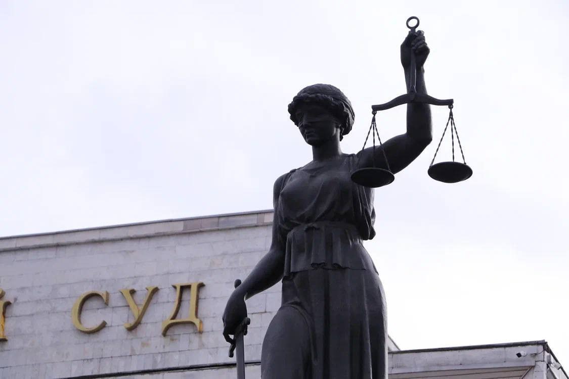 «Он сказал, что уже так делал..»: 2 года принудительных работ получила красноярка за хищение детских пособий  В мае 2022 г. 48-летняя жительница Красноярска заручилась согласием своего знакомого уроженца Таджикистана поучаствовать в преступной схеме хищения детских пособий.  Она изменила свою фамилию и отчество, подделала бумаги о рождении ребенка в домашних условиях и передала их подельнику. Тот, в свою очередь, отнес их в загс и получил свидетельство о рождении несуществующего ребёнка.  Используя липовый документ, подсудимая обратилась в пенсионный орган с заявлением о выплате пособия за рождение ребенка. Ей было перечислено почти 300 тыс. руб.  Суд приговорил мошенницу по ч. 3 ст 159.3 УК РФ к 2 годам принудительных работ с удержанием 10 % заработка в доход государства. Также удовлетворен иск потерпевшей стороны о взыскании суммы ущерба.  Уголовное дело в отношении её соучастника еще расследуется.  Источник: Тайны Кремля