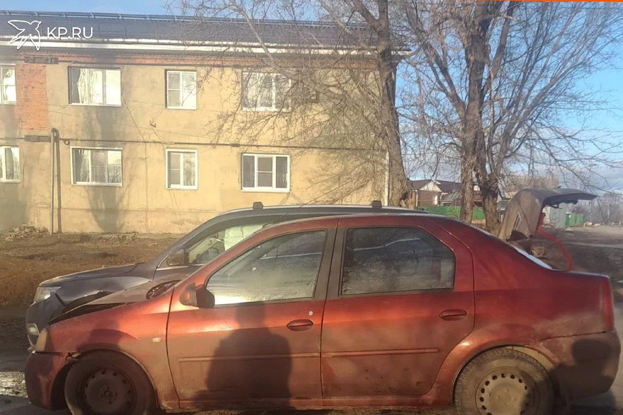 Три человека пострадали в результате аварии на перекрестке в воронежском селе  Две легковушки столкнулись утром 21 января в селе Землянск в Семилукском районе. Подробности рассказали в ГУ МВД по Воронежской области.  22-летний водитель на автомобиле «Рено SR» ехал по улице Ворошилова со стороны улицы Солдатская по направлению переулка Аптекарский. Около 9:00 возле дома №28 парень нарушил очередность проезда на перекрестке равнозначных дорог и не предоставил преимущество в движении. В итоге столкнулся с «Джили Атлас», которым управлял 38-летний воронежец, движущийся справа.  В результате аварии пострадали оба водителя, а также 21-летняя пассажир автомобиля «Рено SR». Девушка была доставлена в больницу.  Полицейские продолжают проверку, устанавливают все обстоятельства и причины ДТП.