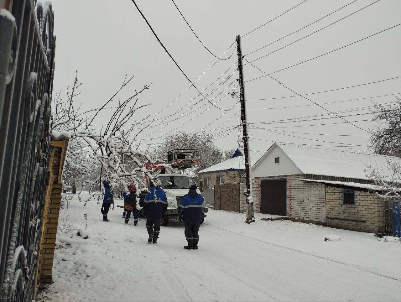 Замена аварийных электроопор в пгт Новодарьевка продолжается      ‍ 06 декабря 2024 года специалистами ГУП ЛНР «РСК» выполнены работы по замене дефектных опор в пгт Новодарьевка. Одновременно с заменой опор сотрудники Ровеньковского РЭС производят перетяжку электропровода.     В связи с выполнением ремонтных работ на электрооборудовании, энергетики временно отключают электроснабжение.     Жителей поселка просим проявить понимание и терпение. Выполняемые мероприятия помогут не допустить технологических нарушений в сети и повысят качество электроснабжения потребителей в зимний период.