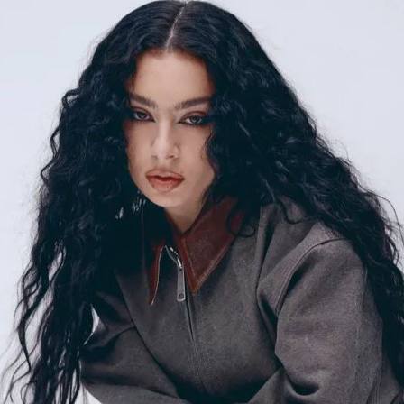 Charli XCX снова в кино — певица сыграет в следующем фильме Такаши Миике, наиболее известного по картинам «Ичи-киллер», «13 убийц» и «Харакири». Название и подробности нового проекта японского режиссера пока не разглашаются. С момента выхода альбома Brat Чарли приняла участие в нескольких кинопроектах, включая картину Эйдана Замири «Момент» от студии A24 и фильм Джулии Джекман «100 ночей героя». Она также появится в триллере Кэти Ян «Галерист» с Натали Портман и Дженной Ортегой в главных ролях.