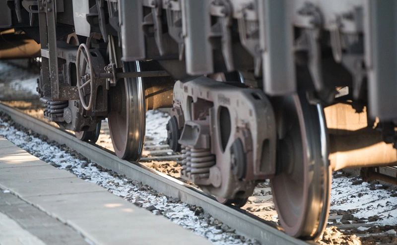 Суд постановил взыскать со структуры Объединенной вагонной компании ОВК 2 5 млрд руб в пользу СУЭК Это второй иск по делу о срыве контракта на поставку угольной компании грузовых вагонов сообщает РБК Заказ планировалось реализовать в 2022 2024 годах но помешали санкции Одним из главных аргументов ОВК к неисполнению договора были форс мажорные обстоятельства в 2022 году Тогда Тихвинский вагоностроительный завод входит в ОВК уходил в простой из за проблем с поставками критических комплектующих из за рубежа Приостановка предприятия по ранним материалам суда длилась с мая по декабрь хотя первые сообщения о возобновлении работы появились уже спустя два с половиной месяца PROtransport