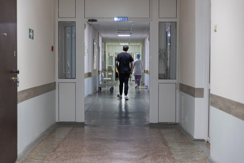 Пациент выпал из окна больничной палаты в Тюмени  «Сегодня ночью из окна шестого этажа Областной клинической больницы № 2 выпал пациент. Дождавшись, когда медицинские работники покинут палату, он выдернул оконный ограничитель, чтобы распахнуть окно», – сообщают в департаменте здравоохранения Тюменской области. Медики пытались спасти пациента и проводили сердечно-легочную реанимацию, но, к сожалению, им это не удалось. О случившемся сообщили в правоохранительные органы. Областной департамент здравоохранения проводит проверку.  Уралити