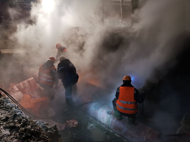 Более полутысячи сельчан третий день без тепла  Последствия коммунальной аварии продолжают устранять в прибайкальском селе Татаурово. Без отопления остались 512 человек.  Сейчас тепла нет в четырёх многоквартирных и 15 частных домах.  На месте работает бригада из 12 человек с привлечением трёх единиц спецтехники.  Авария на теплотрассе произошла 25 октября в 19.30. Упало давление при вводе котла в работу.  В итоге отопление пропало в 29 жилых домах  827 человек, в т.ч. 215 детей  и трёх СЗО.  Для экстренных случаев подготовили четыре пункта временного размещения.  Фото из открытых источников   ЧП в Бурятии/UlanMedia.ru