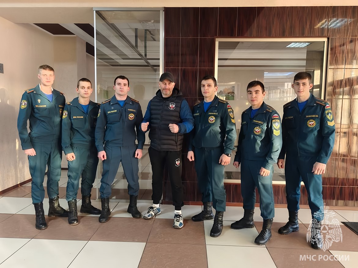 Сборная академии по боксу выступит на региональных соревнованиях С 1 3 по 1 5 ноября сборная команда Ивановской пожарно спасательной академии ГПС МЧС России по боксу примет участие в региональных соревнованиях Памяти заслуженного мастера спорта СССР В В Кудрявцева Мероприятие состоится на базе Ивановского государственного химико технологического университета В рамках турнира будут представлены все возрастные категории что обещает зрелищные поединки и высокий уровень конкуренции Ожидается участие более 100 спортсменов из различных регионов Всесторонней и плодотворной подготовкой нашей команды на постоянной основе занимается тренер Кузин Алексей Иванович Желаем ребятам успешных выступлений и достижения высоких результатов на предстоящих соревнованиях Имена участников уже доступны на официальном сайте ipsa mchs Подписывайся на МЧС России в MAX ВК