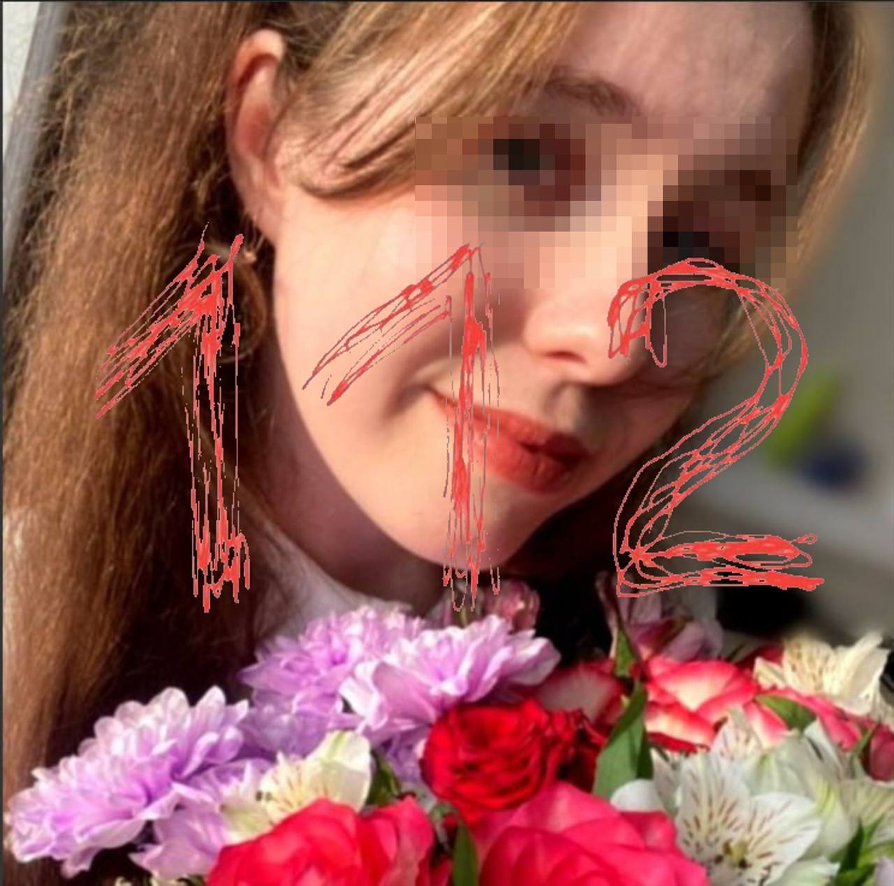 Тело 20-летней девушки обнаружили во дворе её парня-дезертира. Он убил любимую за то, что та пошла учиться на водительские права. Кошмарная и бредовая история из Иркутской области. 7 июля Кристина О. села в автобус и поехала в областной центр, подавать документы в техникум экономики и права. И, вроде как, подала – написала матери, что всё прошло успешно. Но домой девушка так и не вернулась. Родители забеспокоились. Решили, что дочка рванула к своему парню, 22-летнему Артёму З. в посёлок Большой Луг. Поехали проверить. Кристину не нашли, зато в доме бойфренда увидели её вещи – сумку и телефон. Полиция быстро обнаружила во дворе Артёма свежее захоронение – в 30 метрах от дома, в неглубокой могиле, лежал труп Кристины. Она была мертва уже около суток. Вся в синяках, с гематомой на спине и круговым кровопотёком на шее. Причиной конфликта стало то, что девушка пошла учиться в автошколу, что очень не понравилось её ухажёру. К слову, парень уже находится в розыске с 2023 года побег из воинской части.