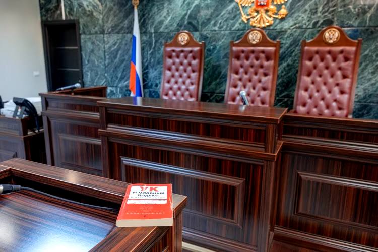 В Сочи подполковник полиции получил 9 лет колонии за взятку в 180 000 рублей Кругленькую сумму офицер потребовал у бизнесмена летом 2024 го года Взамен он пообещал не привлекать его к ответственности за нарушения выявленные в ходе предпринимательской деятельности Средства полицейский получил лично Суд назначил ему наказание в виде 9 лет лишения свободы со штрафом суммой в 900 тысяч рублей Также подсудимого лишили права занимать должности на госслужбе в правоохранительных органах и в органах местного самоуправления на срок в 9 лет Фото Геннадий Дьячук Отправить новость Подписаться