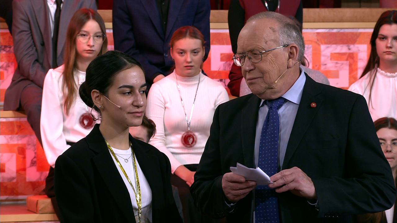 Макеевчанка стала победителем Всероссийской телевизионной олимпиады «Умницы и умники» Под руководством своих педагогов и наставников выпускница макеевской гимназии Марьям Измайлова за короткий срок освоила сложную программу "Защитники Отечества в разные эпохи". Это позволило ей одержать заслуженную победу в олимпиаде и поступить в Московский государственный институт международных отношений МГИМО без конкурса и экзаменов. "Искренне поздравляю Марьям, желаю новых достижений и побед! А мы и дальше продолжим создавать возможности для развития и обучения подрастающих поколений. В этом году отремонтируем 109 объектов образования, а в 550 школ направим новое оборудование и мебель. Также увеличили количество бюджетных мест в республиканских вузах до 9200", - написал Глава ДНР Денис Пушилин в своем телеграм-канале.