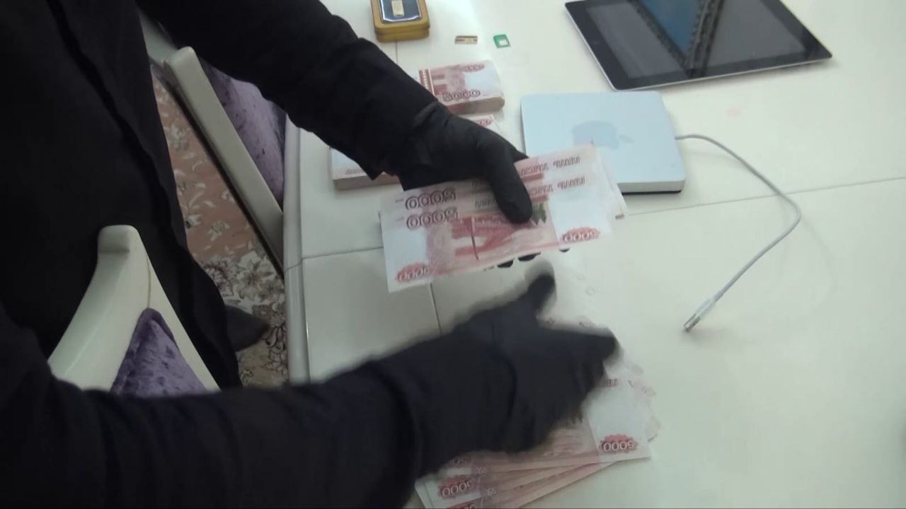 В Дагестане возбудили дело о хищении миллионов выделенных на заплаты сотрудников детсадов Обвиняемая бухгалтер государственного Центра по обслуживанию деятельности образовательных учреждений расположенных в зонах отгонного животноводства По данным следствия с января 2023 по декабрь 2024 года она начисляла деньги подставным людям которые на самом деле не работали в детсаду Сумма ущерба более 2 млн рублей В отношении подозреваемой в Кизилюртовском суде рассматривается другое уголовное дело где общая сумма похищенных средств превышает 19 млн рублей сообщили в МВД Дагестана   Подписывайтесь на Аргументы и Факты Северный Кавказ Telegram МАХ