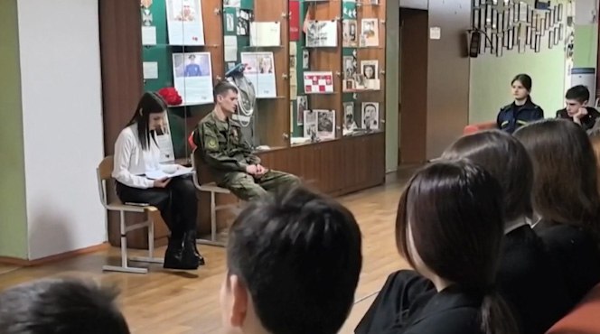 В читинской школе 19 прошел Урок Мужества с участником СВО В честь Дня Героев Отечества в читинской школе 19 состоялся Урок Мужества С подрастающим поколением встретился участник специальной военной операции военнослужащий проявивший отвагу и верность долгу сержант Глеб Афанасьев Урок прошёл в формате открытого диалога Учащиеся задавали вопросы о выборе жизненного пути мотивации к службе Родине деталях военной профессии и трудностях с которыми сталкиваются защитники Отечества в ходе выполнения боевых задач