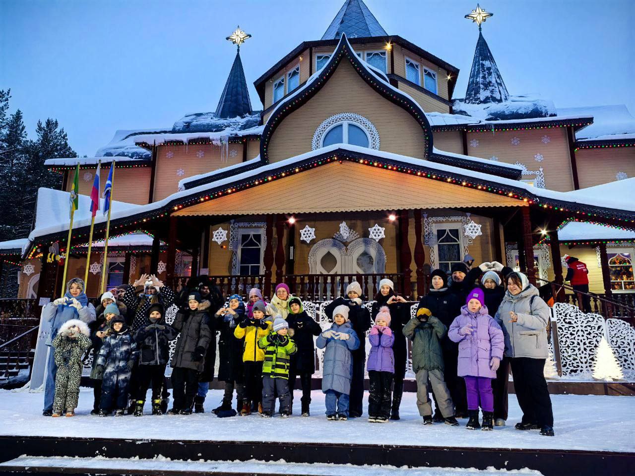 Более 400 детей росгвардейцев-участников СВО встретились с Дедом Морозом в Великом Устюге   С конца декабря до завершения праздничных выходных состоялось четыре сказочных тура в вотчину главного новогоднего волшебника, организованных Росгвардией и АНО «Победоносец» для членов семей защитников Родины.   В Великий Устюг участники акции отправлялись специальными рейсами с Ярославского вокзала Москвы. Ребята смогли пообщаться с Дедом Морозом и лично вручить ему письма с новогодними пожеланиями, побывали на экскурсиях в зоосаде, ледяной комнате и других местах сказочной резиденции.   читать на сайте