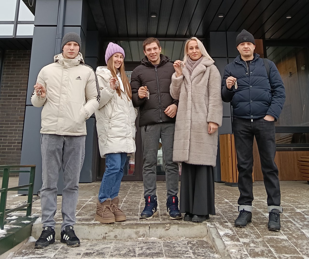 Более 1400 детей сирот Красноярского края получили ключи от новых квартир в 2025 году За 2025 год 1459 детей сирот были обеспечены жильем из них 734 человека получили именные жилищные сертификаты для самостоятельного выбора жилья а для 725 человек квартиры были приобретены напрямую на вторичном рынке На эти цели из краевого бюджета было выделено свыше пяти миллиардов рублей Фото пресс служба министерства строительства и ЖКХ Красноярского края