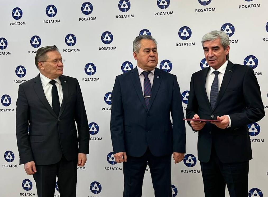 Федеральная служба по экологическому технологическому и атомному надзору выдала лицензию на эксплуатацию энергоблока 2 Запорожской АЭС В торжественной церемонии приняли участие Руководитель Ростехнадзора Александр Трембицкий и Генеральный директор ГК Росатом Алексей Лихачёв Лицензия подтверждает что оборудование энергоблока системы безопасности и квалификация персонала станции соответствуют требованиям российских норм и правил в области использования атомной энергии В 2025 году были выданы лицензии на эксплуатацию радиационных источников хранилища отработавшего ядерного топлива СХОЯТ и энергоблока 1 Ростехнадзор Росатом ЗАЭС