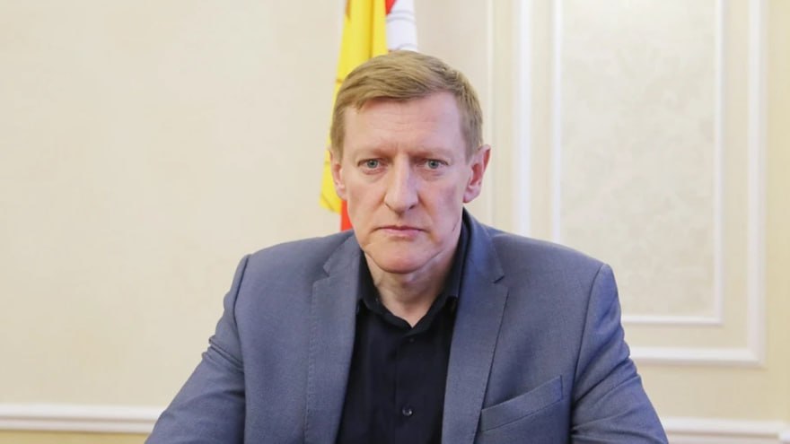 Силовики нагрянули с обысками к главе управления строительной политики Воронежа Евгению Шишкину  Также мероприятия проходят у директора МКУ «Дирекция единого заказчика капитального строительства» Александра Кима.   С чем связаны оперативные мероприятия – пока неизвестно. Уточняем.