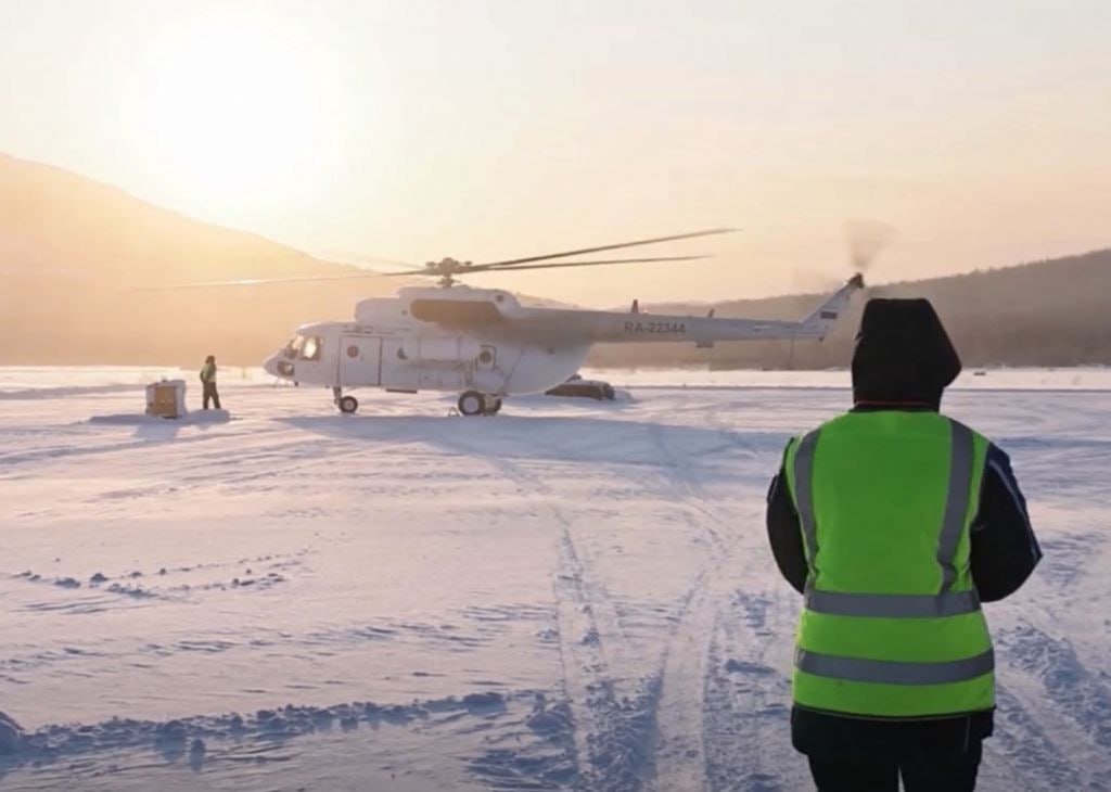 Новый вертолет Ми 8 прибыл в Магадан готов к экстремальным условиям В Магаданскую область доставили белоснежный вертолет Ми 8МТВ 1 перегнанный из Казани летчиками компании Поляр Авиа Путь занял почти неделю во время которой пилоты преодолевали морозы до 50 градусов и лавировали между циклонами на Колыме Вертолет проявил отличные качества в сложных условиях что подтвердил второй пилот Георгий Музыка Вертолет способен преодолевать большие расстояния и работать в температурном диапазоне от 50 до 50 градусов по Цельсию В его салоне размещены 23 сиденья и предусмотрены места для медицинских модулей Второй Ми 8МТВ 1 планируется перегнать после Нового года что станет частью инвестиционного проекта по обновлению российского вертолетного парка