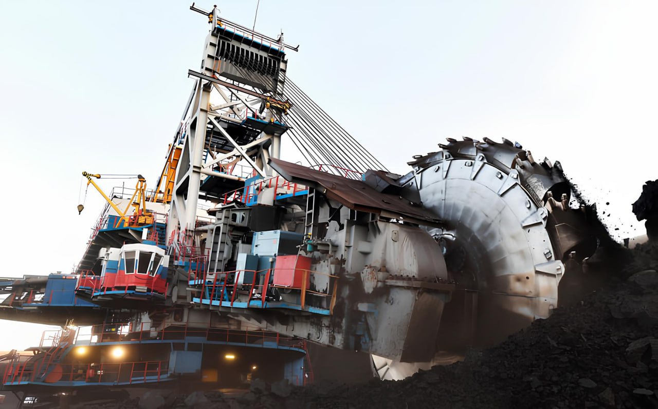 ПРОГНОЗ УГОЛЬНОГО РЫНКА РОССИИ И МИРА НА 2026 ГОД Российская угольная отрасль завершила 2025 год с убытками По данным Росстата убытки компаний за девять месяцев составили 6 52 трлн рублей на 25 больше чем годом ранее Совокупные потери самой угольной промышленности превысили 300 млрд рублей а общий объём долгов предприятий может достичь 1 5 трлн рублей Правительство продлевает антикризисные меры поддержки включая отсрочки по НДПИ и страховым взносам мораторий на взыскание налоговой задолженности и механизмы реструктуризации долгов Отрасль уже получила налоговые отсрочки на сумму около 45 млрд рублей На внешних рынках продолжается давление на цены Цены на энергетический уголь в Китае к декабрю снизились а в дальневосточных портах РФ упали до 80 3 за тонну Сдержанный спрос объясняется высокими запасами в КНР и ростом её внутренней добычи В 2026 году аналитики ожидают сокращения объёмов экспорта российского угля в Китай и возможного увеличения скидок Согласно отчёту МЭА в 2025 году мировой спрос на уголь вырос на 0 5 до рекордных 8 85 млрд тонн Однако в ближайшие годы прогнозируется стагнация с постепенным снижением к 2030 году на 3 Доля угля в мировом энергобалансе продолжит падать с 35 в 2024 году до 27 к 2030 му Региональные тренды различаются Китай может демонстрировать стабильный или слегка снижающийся спрос Индия и страны АСЕАН продолжат наращивать потребление США после временного роста вернутся к снижению а ЕС продолжит сокращение доли угля в генерации Эксперты полагают что 2026 год станет годом выживания и адаптации для российских угольных компаний Ключевыми факторами их стабильности останутся господдержка и гибкая работа с экспортом в то время как мировой рынок продолжит испытывать давление из за избыточного предложения и роста возобновляемой энергетики Нефтяная и горная промышленность