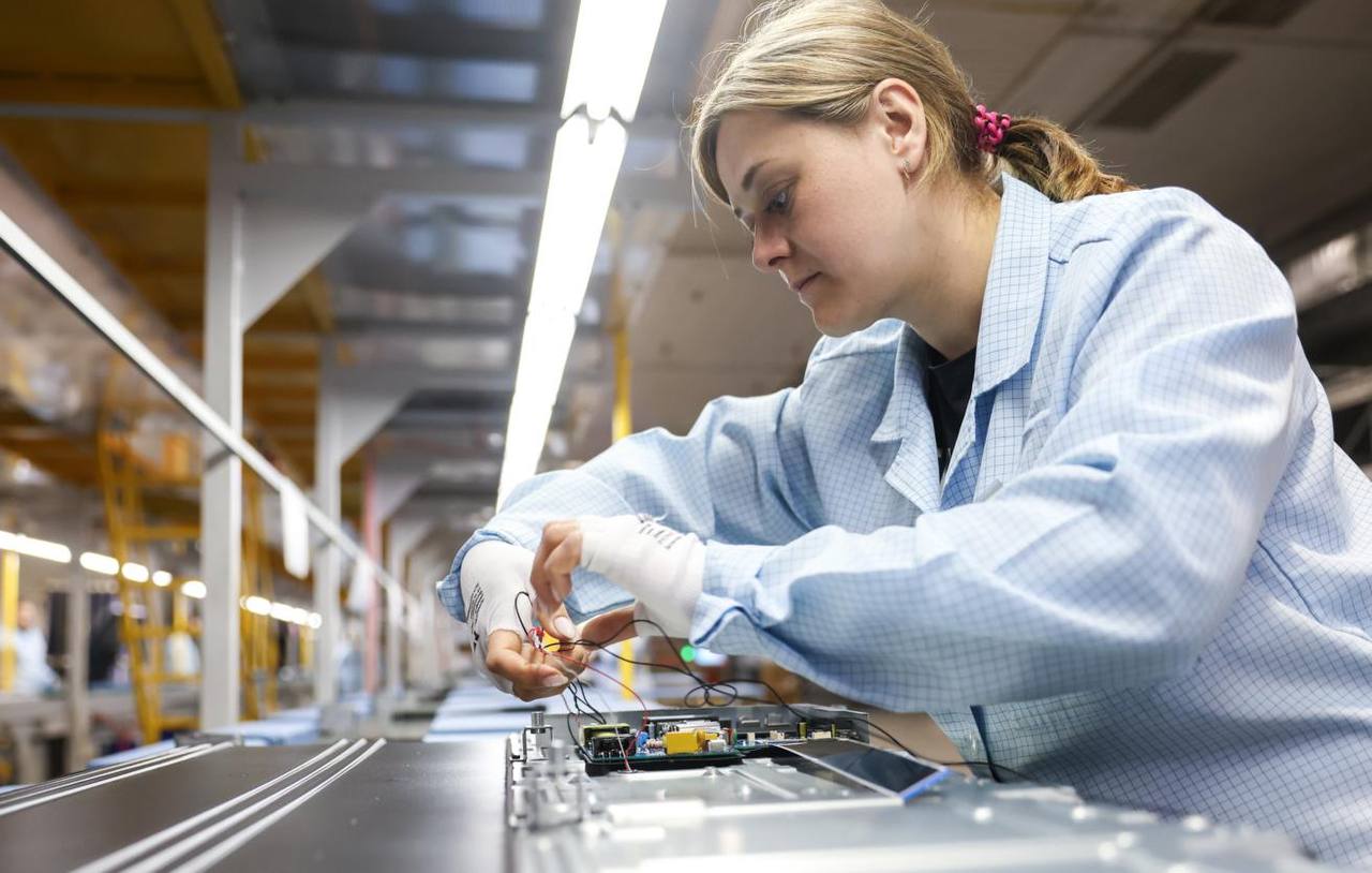 Минпромторг формирует перечень подпадающих под технологический сбор товаров По словам главы ведомства Антона Алиханова это позволит создать источник дополнительных доходов бюджета Как сообщали ранее в Минпромторге технологический сбор планируется вводить в России поэтапно сначала его будут взимать с готовой электронной аппаратуры в том числе с ноутбуков и смартфонов а затем с электронных компонентов и модулей Размер сбора будет определяться ценой единицы продукции а не ее типом заявляли в пресс службе Минпромторга Ссылка на источник   tass ru ekonomika 26414063