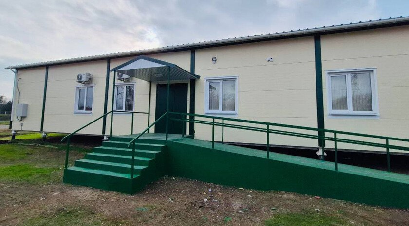 В Великой Белозерке завершена установка модульной амбулатории Открытие амбулатории запланировано до конца года Ведется подключение инженерных коммуникаций ожидается поставка медицинского оборудования и мебели В здании будут работать процедурный кабинет смотровые кабинеты для врачей специалистов и регистратура   Читать полностью