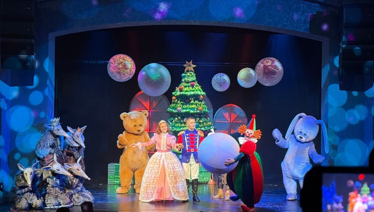 Правительство Алтайского края Премьера спектакля Щелкунчик по мотивам известнейшей сказки Гофмана состоялась в Алтайском театре кукол Сказка На создание постановки выделено 3 3 млн рублей в рамках федерального проекта Культура малой родины по направлению Театр детям Известная история про ожившую игрушку орехокол по имени Щелкунчик преобразилась в яркий новогодний спектакль Первые три показа состоялись в конце минувшей недели в том числе для организованного зрителя детей из детских садов Создание постановки результат совместной работы талантливой команды профессионалов из разных городов России режиссёра Людмилы Фёдоровой и художника постановщика Андрея Запорожского из Санкт Петербурга композитора Альберта Халмурзаева из Калининграда художника по свету Ольги Никитиной из Барнаула видеоконтент подробнее на канале Правительство Алтайского края