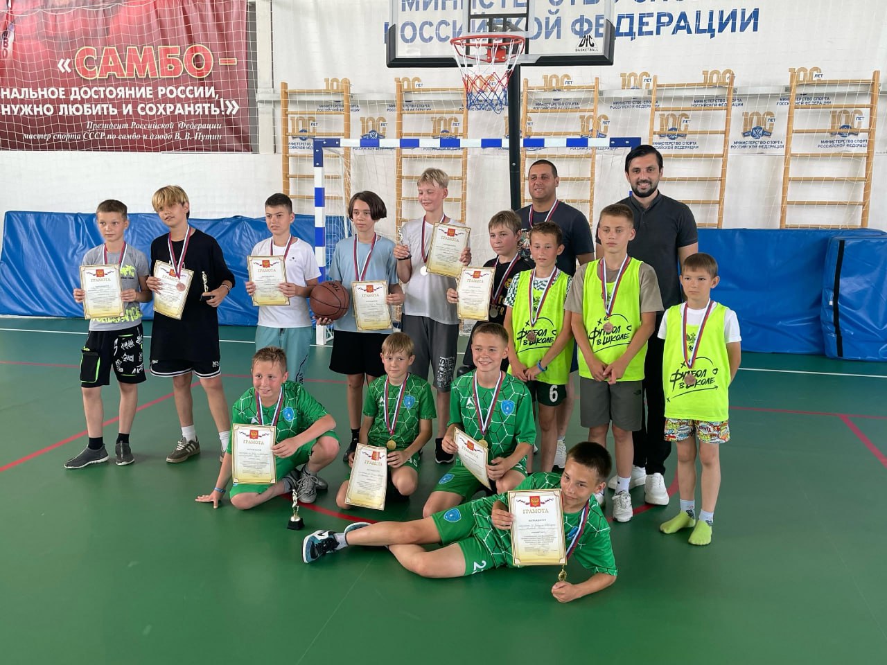 В играх в спорткомплексе ст. Крупской определились победитель и призёры муниципального этапа Кубка губернатора по уличному баскетболу среди юношей 2013-2014 годов рождения «Витязь» ст. Новобейсугская . «Лидер» ст. Выселки . «Живое пламя» ст. Балковская . Информация, фото: «Отдел по ФК и спорту адм-ции МО Выселковский район» «ВКонтакте» .