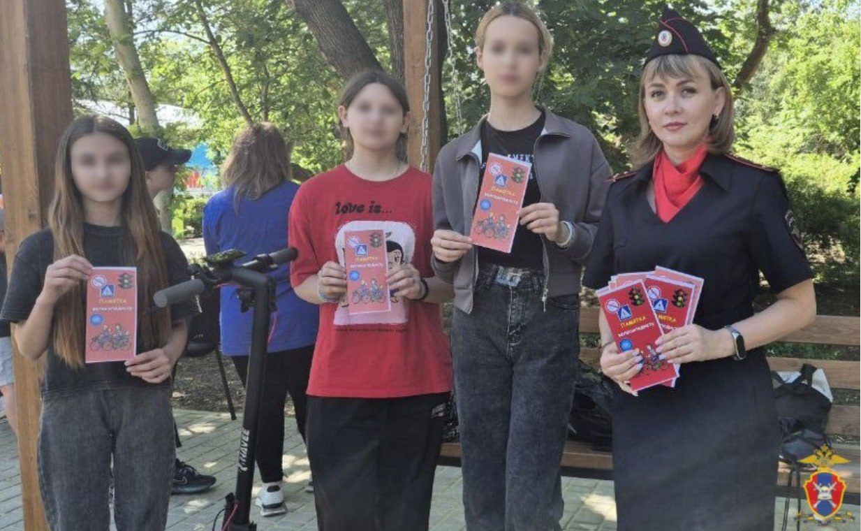 Госавтоинспекторы провели профилактическую акцию "Велосипед — без риска" в центральном парке Чаплинского округа Участникам мероприятия напомнили, что двигаться на велосипеде необходимо в правом ряду, максимально близко к краю проезжей части, а при пересечении дороги следует спешиться и использовать пешеходный переход. Также в ходе акции участникам вручили тематические листовки с правилами безопасности для велосипедистов. ПОДПИСАТЬСЯ НА ТАВРИЮ