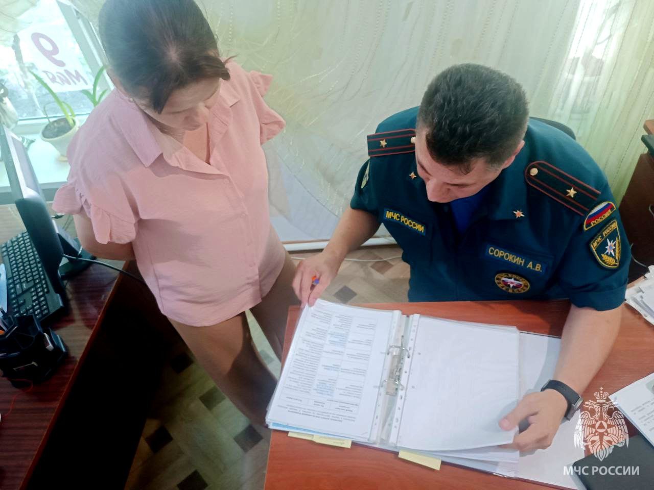 Учебный год без забот опасностей  В рамках подготовки учебных заведений Каланчакского района к новому учебному году сотрудники чрезвычайного ведомства провели консультации с руководителями образовательных учреждений.  В ходе встречи специалисты МЧС России подробно проинформировали педагогов о последних изменениях в законодательстве в области пожарной безопасности, а также напомнили об:   обязательном проведении тренировок по эвакуации учащихся;  обеспечении доступности и исправности огнетушителей;  обучении школьников правилам поведения при пожаре и способам вызова служб спасения.    Защита детей начинается с заботы о безопасности!