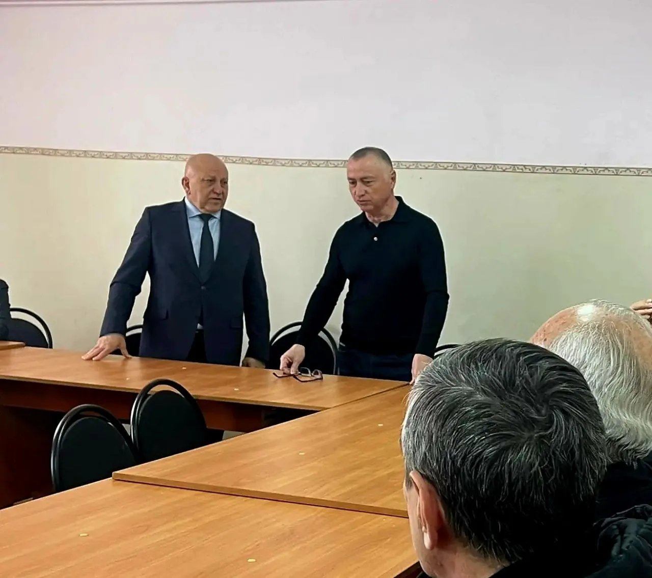 Сегодня заместитель министра сельского хозяйства РСО Алания Игорь Кадзаев представил коллективу нового руководителя Северо Осетинского филиала Федерального государственного бюджетного учреждения Агрохимическая служба России Кантемирова Мурата Маирбековича Мурат Маирбекович родился в 1966 году окончил Горский государственный аграрный университет О филиале Северо Осетинский филиал ФГБУ РосАгрохимслужба более 60 лет занимается агрохимическим обследованием земель сельскохозяйственного назначения на территории Республики Северная Осетия Алания Филиал оснащён современной лабораторией и штатом опытных высококвалифицированных специалистов Здесь реализуют единую государственную политику по мониторингу состояния почв сохранению и воспроизводству плодородия земель рациональному использованию сельскохозяйственных угодий безопасному обращению с пестицидами и агрохимикатами Министерство сельского хозяйства РСО Алания поздравляет Мурата Маирбековича с назначением и желает успехов в работе на благо агропромышленного комплекса республики Это событие является важным этапом в реализации задач национального проекта Технологическое обеспечение продовольственной безопасности в котором Министерство сельского хозяйства РСО Алания принимает активное участие с 2025 года Укрепление кадрового потенциала и модернизация агрохимической службы ключевые направления для повышения эффективности сельского хозяйства и обеспечения продовольственной независимости региона МинсельхозРСОА Агрохимия СельскоеХозяйство РСОАлания НовостиАПК