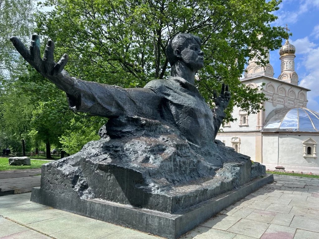 Рязанская область получит более 21 миллиона рублей на развитие туризма Об этом на своей странице в соцсети сообщил глава региона Павел Малков. Он отметил, что субсидия одобрена комиссией Федерального Собрания РФ по перераспределению бюджетных ассигнований. Средства будут направлены на развитие глэмпинг-парка «Пронский берег». Благодаря этому в парке появятся модульные дома для туристов. «Наш главный принцип в развитии туризма – приводим в порядок наши города, посёлки и достопримечательности прежде всего для рязанцев. Если жителям хорошо, то и туристы приедут. В прошлом году наш регион принял 1,5 млн туристов – почти вдвое больше, чем в 2023 году, – сообщил Павел Малков. – При этом создаём туристическую инфраструктуру и реализуем инвеспроекты. За несколько лет гостевые дома и глэмпинги появились в разных районах области. Например, в санатории «Старица», «Окской жемчужине» и глэмпинг-парке «Берёзки» в Рыбновском районе».