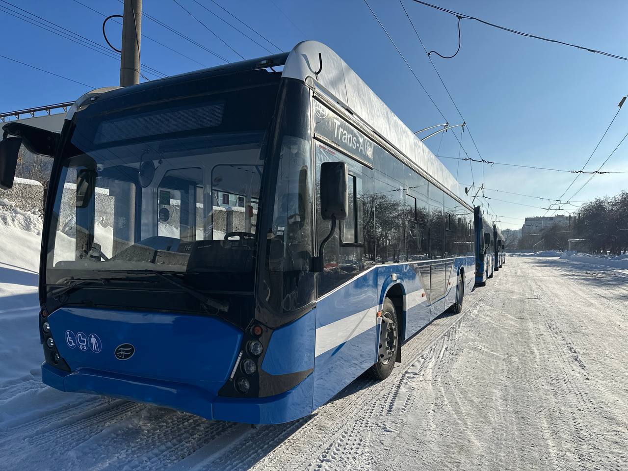 Продолжается обновление общественного транспорта в крае. В Барнаул доставлены пять низкопольных троллейбусов, приобретенных для краевой столицы за счет краевой программы о развитии транспортной системы региона.  Стоимость всего общественного транспорта за последние годы значительно выросла. Чтобы приобрести эти пять троллейбусов, было выделено больше 126 миллионов рублей. Каждый из них рассчитан примерно на 100 пассажиров.  А прошлой осенью, напомню, мы распределяли между муниципалитетами края очередную партию автобусов. С 2021 года на покупку 280 машин потратили больше 1,4 миллиарда рублей.  Кроме того, относительно недавно пришли новые трамваи в Барнаул и новые троллейбусы в Рубцовск. Таких вложений в общественный транспорт края не было десятки лет.  На рабочих совещаниях с коллегами по правительству регулярно ищем возможности, чтобы продолжать обновление транспорта. Изучаем опыт других регионов, в том числе, например, технологию электробусов. Всё для того, чтобы, ориентируясь на существующие возможности, увеличивать комфорт и безопасность поездок на общественном транспорте.