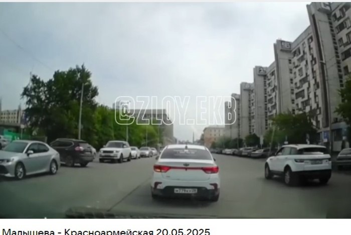 Авария возле ТЦ «Антей» в Екатеринбурге попала на видео  Внедорожник и седан столкнулись сегодня около 12.00 на углу улиц Малышева — Красноармейская в Екатеринбурге. Видео столкновения, зафиксированное на регистратор одного из очевидцев, опубликовал Telegram-канал «Злой Екатеринбург».  Внедорожник  марку машины нельзя разглядеть , двигавшийся в направлении Луначарского, начал поворачивать с Малышева налево — на Красноармейскую.  Автомобили, ехавшие прямо, остановились, чтобы пропустить. Но не водитель вылетевшей с крайнего правого ряда легковушки.  [vkvideo id=-1167987_456240240]