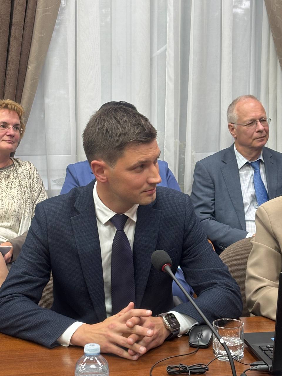 Стефан Перевалов назначен на должность временно исполняющего полномочия главы городского округа Обнинска Об этом сообщил губернатор Калужской области Владислав Шапша Напомним ранее сегодня он же сообщил что назначил на должность врио главы Людиновского муниципального округа Геннадия Ананьева Перевалов покинул этот пост Уверен что опыт компетенции и личные качества Стефана Владимировича помогут ему успешно решать все задачи по развитию наукограда отметил Владислав Шапша