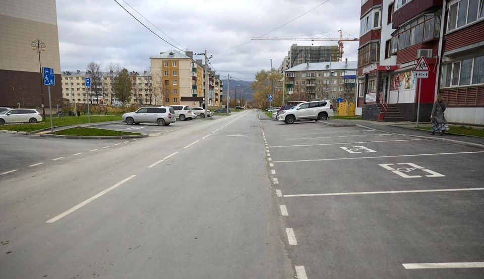 Ремонт улицы Науки в Ново-Александровске завершат к 5 ноября  Мэр города Сергей Надсадин проинспектировал ход благоустройства улицы Науки в Ново-Александровске. Работы ведутся на полукилометровом участке улицы. Решение о ремонте было принято еще весной, а в настоящее время на участке улицы Науки от уицы. Советской до жилого дома №3 уже обновлено дорожное полотно, оборудованы тротуары, проведены работы по озеленению.  - Отремонтировать осталось небольшой участок, в том числе обустроить парковку у детского сада «Матрешка»,  — рассказал Сергей Надсадин.  Планируется, что работы будут завершены ориентировочно до 5 ноября. В следующем году планируется благоустройство улицы, идущей параллельно улице Науки с южной стороны.  Создание безопасной и комфортной дорожной инфраструктуры — один из приоритетов в работе администрации Южно-Сахалинска, а обновление ряда объектов выполняется в рамках реализации национального проекта «Безопасные качественные дороги».