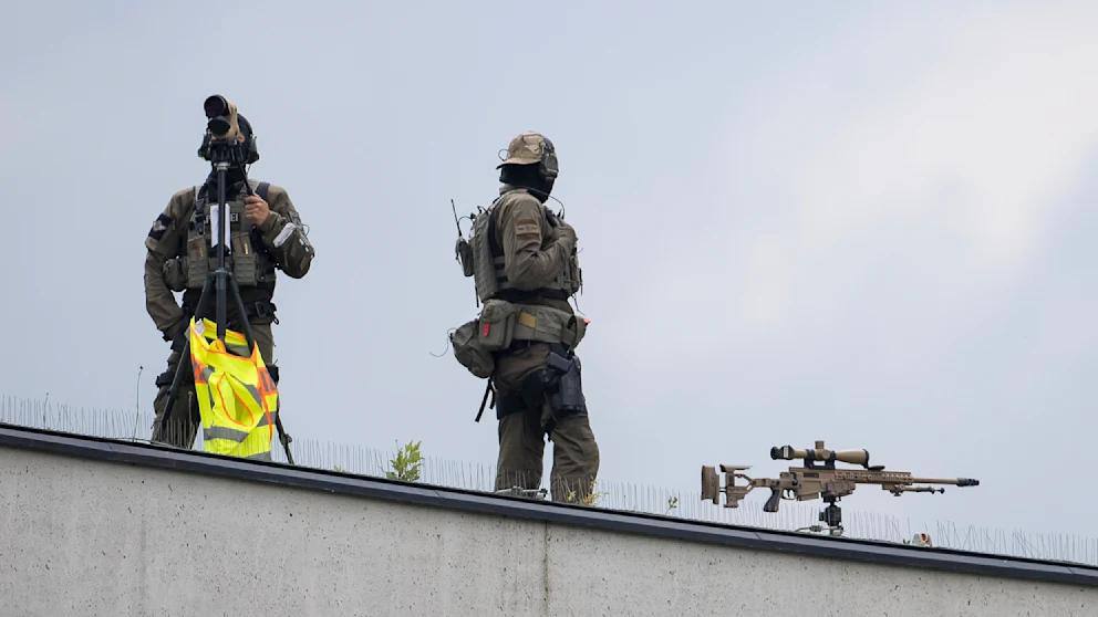 Берлин ввел максимальные меры безопасности из за визита Владимира Зеленского В Берлине на время визита президента Украины Владимира Зеленского ввели самый высокий уровень обеспечения безопасности из за риска терактов Столица Германии готовится к масштабным мерам перекрытия улиц усиленная охрана контроль воздуха и воды возможны перебои в работе общественного транспорта Во время прошлых визитов были задействованы снайперы на крышах кинологи со служебными собаками и патрули на Шпрее Похожие ограничения ожидаются и сейчас Дмитрий Никотин Подписаться