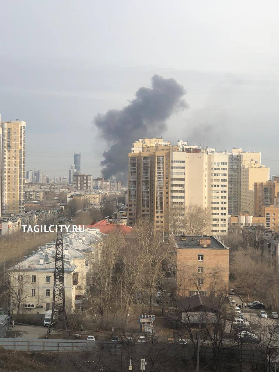 ↗ Утром 10 апреля в Екатеринбурге случился пожар в ТЦ «Гринвич». Как оказалось, горела градирня системы охлаждения вентиляции на кровле здания. Возгорание площадью 20 кв.м. было ликвидировано, сообщили в МЧС. Причину установят дознаватели. Подписаться Присылайте фото, видео и новости