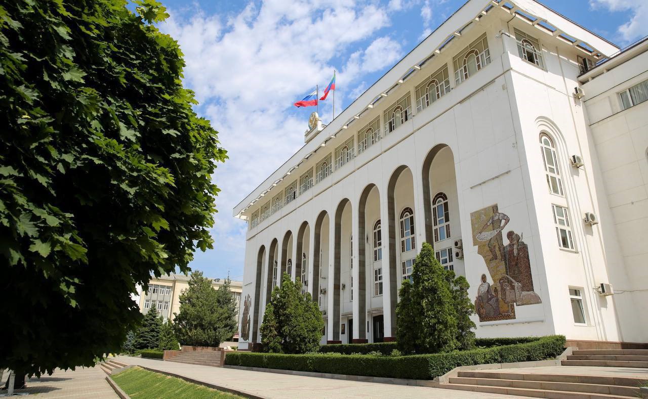 В Дагестане в 2,5 раза увеличили финансирование грантов главы республики  «В этом году авторы социальных проектов получат 103 млн рублей, в прошлом году сумма поддержки составляла 39 млн рублей», — сообщила пресс-служба главы региона.  Часть средств, запланированные на грантовую поддержку в этом году, уже получили победители первого этапа конкурса, которые запустят почти три десятка важных проектов.   Южная служба новостей