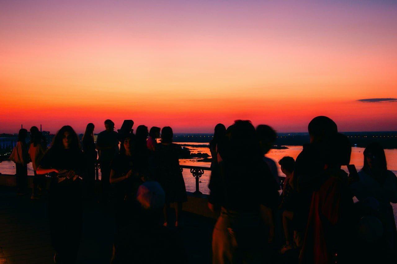 Нижний Новгород официально стал Столицей закатов Роспатент закрепил этот бренд за городом сообщил глава региона Глеб Никитин Товарный знак внесен в госреестр Столица закатов это природно географический и событийный бренд появившийся благодаря самим жителям Наша любимая традиция любоваться заходом солнца подарила начало масштабному музыкальному фестивалю пояснил Никитин Также за Нижним закреплен товарный знак 100 настоящая Россия tema pedchenko Unsplash Telegram Max