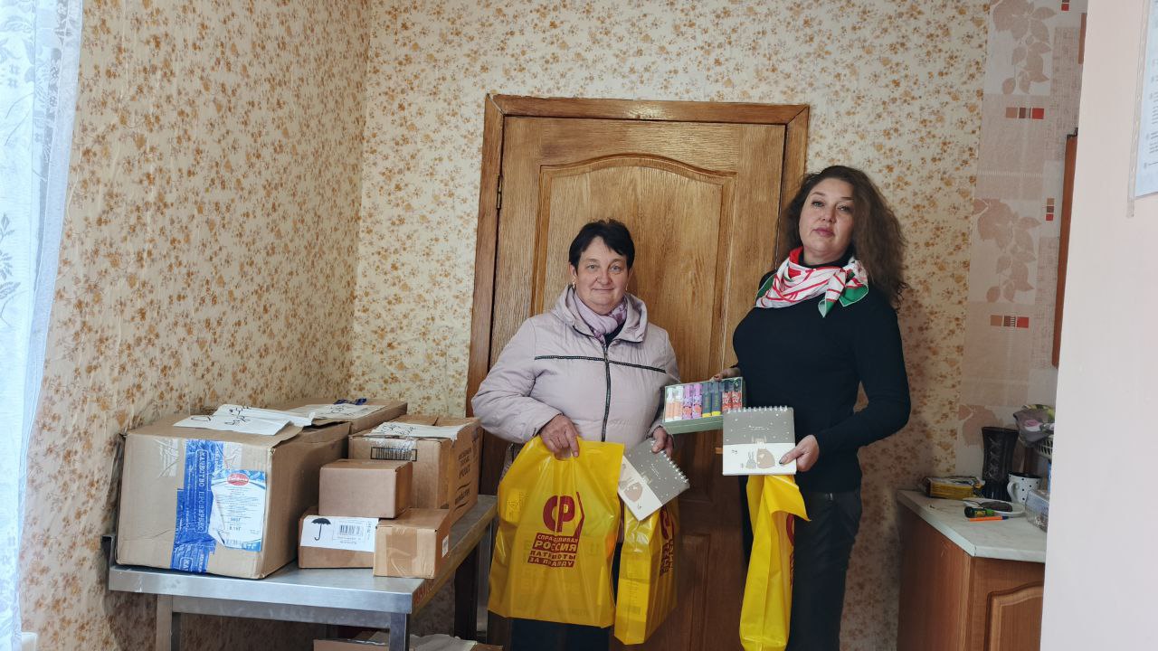 Помощь детскому саду в Азовском Член Совета РО Партии СПРАВЕДЛИВАЯ РОССИЯ руководитель Движения ЗА ПРАВДУ в Херсонской области Светлана Никитина в рамках акции Яркий Мир совместно с волонтёрами АНО ГЦ Меотида и региональным штабом МЫВМЕСТЕ доставили необходимую помощь в детский садик села Азовское Для повседневных нужд учреждению были переданы стиральный порошок моющие средства канцелярия развивающие журналы книги и игрушки Эти подарки помогут создать комфортные условия для обучения и игр Во время визита волонтёры пообщались с сотрудниками обсудив текущие трудности и успехи Активисты также нашли время пообщаться с детками вручив им игрушки лично Дети наше будущее Пусть это будущее будет Ярким t me sprho herson spravedlivo ru