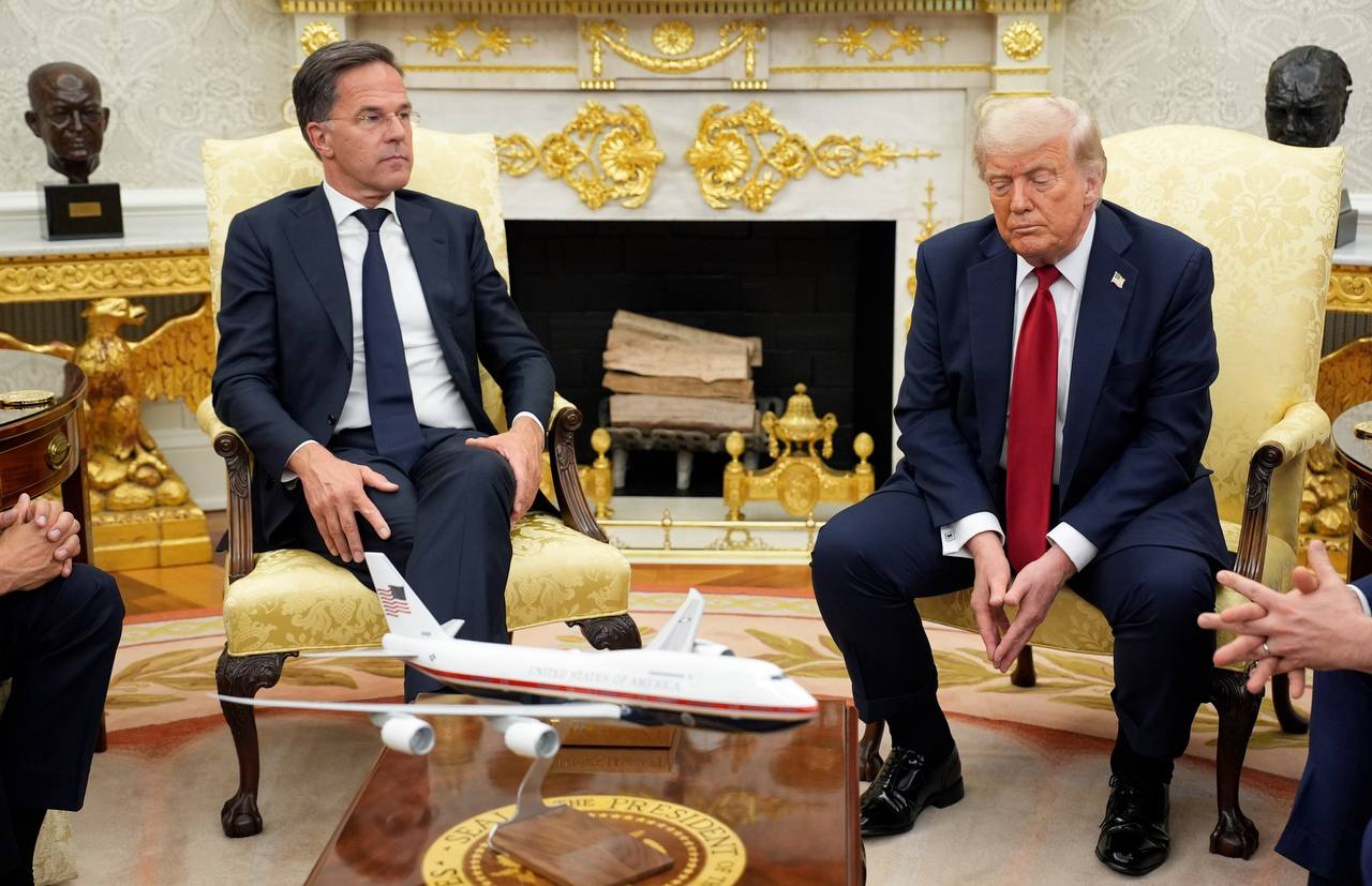 Publico: Трамп должен осознать бессмысленность угроз в адрес России Глава американской администрации Дональд Трамп должен осознать бессмысленность угроз в адрес Москвы, ему следует сменить агрессивную риторику и перестать рассматривать Россию как страну, на которую он якобы может таким образом повлиять, пишет испанское издание Publico. Решение президента США возобновить поставки оружия на Украину и его угроза введения 100% пошлин для России и ее торговых партнеров бросают вызов Москве и открывают критическую фазу войны. Реакция России на это решение, которое нарушает каналы диалога между Москвой и Вашингтоном, открытые с приходом Трампа к власти, предсказывает обострение конфликта и подтверждает провал попыток президента США быстро положить ему конец. Война на Украине теперь будет развиваться в соответствии с российскими планами, которые предусматривают длительную конфронтацию и асимметричные меры против Киева и его союзников, включая Вашингтон. Трамп нацелен на выгоды, которые американский оборонный сектор получит от закупок вооружений в Европе, в первую очередь, в Германии. Помимо систем Patriot, Пентагон рассматривает возможность поставки Украине ракет большой дальности, также на 100% оплаченных Европой, для атаки в глубину российской территории. Президент США рассматривает этот шаг как ход пешки на украинской военной шахматной доске, но Москва считает его безвозвратным шагом к прямой конфронтации с Западом. История также показывает, что не очень разумно рассматривать Россию как страну, которую можно усмирить угрозами. Такой подход к западной дипломатии в отношении России всегда был обречен на провал, - резюмирует автор. Фото: РИА Новости