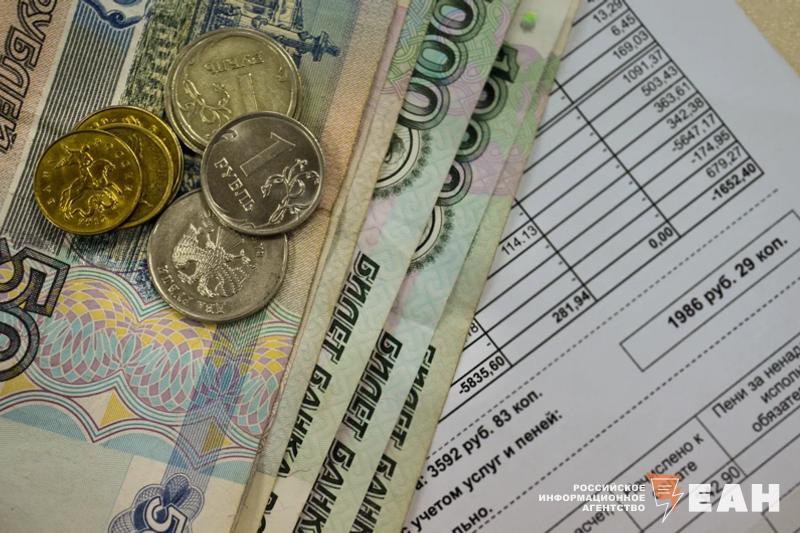 Жителю Челябинской области завысили коммунальный платеж в 100 раз Александр Церулик купил небольшой земельный участок под индивидуальное жилищное строительство в поселке Саргазы. За подключение электричества энергетики запросили с мужчины 1,6 млн рублей. О ситуации и ее разрешении рассказал депутат Госдумы Валерий Гартунг. «Много на моей практике было случаев, когда гражданам завышали счета за коммунальные услуги, но такого я еще не видел: жителю Саргазов выставили счет в 100 раз больше, чем должны были», - поделился парламентарий. Помощники Гартунга сначала написали в компанию, но это не дало результата. Потом обратились в ФАС. «Антимонопольщики возбудили административное дело о нарушении прав собственников. В результате, оценив масштаб грядущих неприятностей, энергоснабжающая компания сама вышла на заявителя и предложила ему новые условия. Вместо 1,6 млн рублей с него запросили только 17 тыс.», - сообщил депутат.