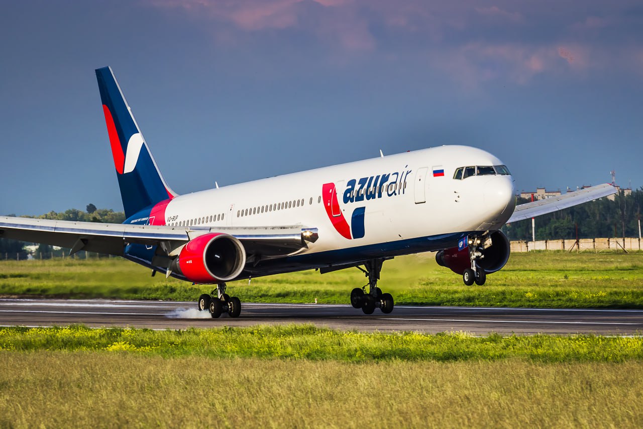 Пассажир Azur Air решил проверить толщину своего телефона и задержал рейс из Вьетнама в Иркутск на три часа Один из путешественников засунул телефон в зазор между декоративными панелями в самолете, а вот достать не смог. Из-за опасности возгорания литий-ионного аккумулятора в небе экипаж принял решение отложить вылет. На борт вызвали инженеров, которые достали его через багажный отсек. Пассажиру грозит крупный штраф.