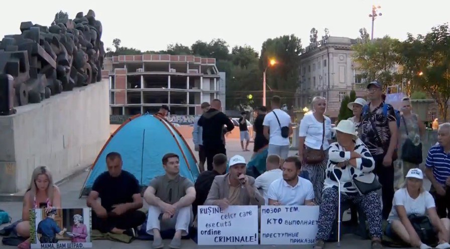 ‼ Михаил Влах: Я объявляю голодовку в знак протеста против властей! - Да, есть страх, полиция может пойти по беспределу. Но я ответственно заявляю: наша акция мирная, мы требуем освобождения башкана Гуцул, и всех политзаключенных. И я прямо сейчас, чтобы доказать, что акция у нас мирная, объявляю голодовку для того, чтобы власти услышали - мы будем здесь мирно протестовать.
