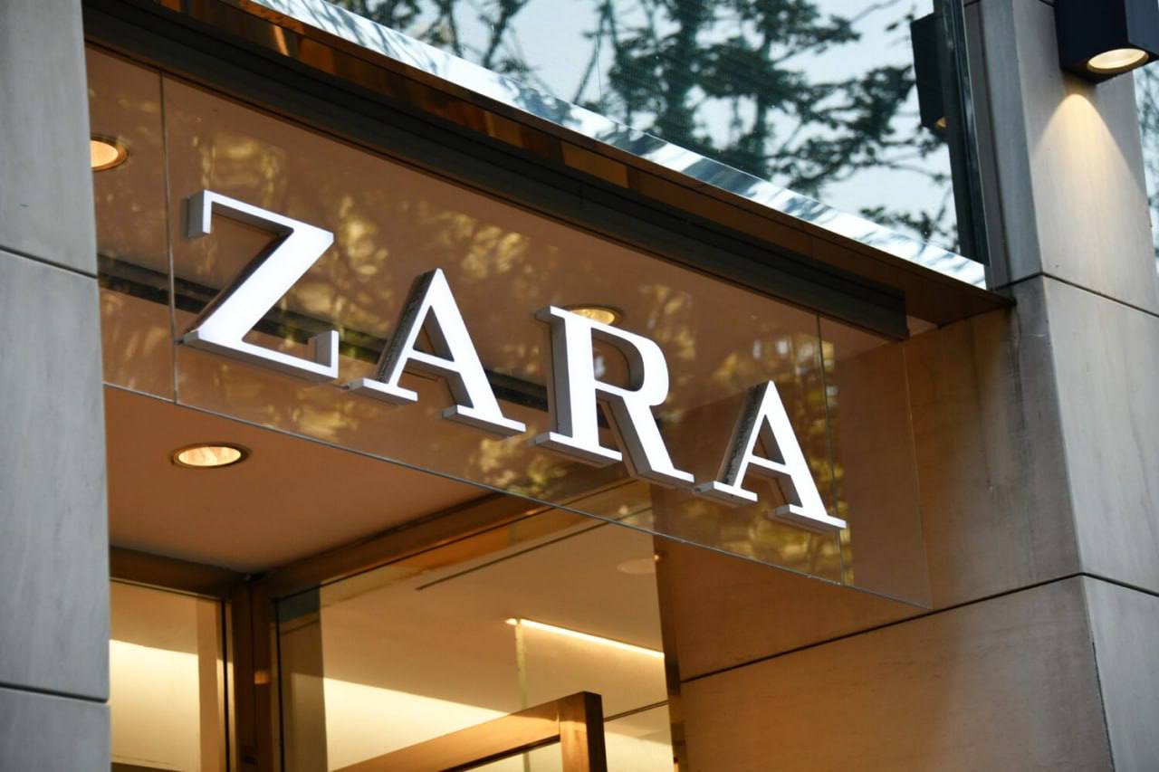 Uniqlo и Zara подали заявку на регистрацию в Роспатент Популярные зарубежные бренды вскоре могут вернуться в Россию впервые после 2022 года Uniqlo подал на регистрацию 10 товарных знаков бренд может появиться в торговых центрах Zara в заявке представила новый логотип на синем фоне Фото Яндекс