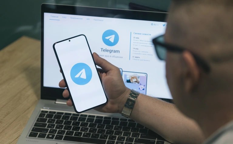 Telegram под прицелом: Кишинёв готовит «цифровую зачистку»? Президент Санду снова заявила, что Telegram используется для "вмешательства и дестабилизации". Мол, пишем в администрацию платформы, а они - игнор. Но, по данным Insider Moldova, за этими словами уже стоит решение о блокировке мессенджера в Молдове. Причём, как обычно, через Комиссию по ЧС, где демократия уходит на карантин. Согласитесь, Telegram остаётся единственным местом, где говорят неудобную правду — про провалы, коррупцию, нищету, и первыми делятся сюрпризами вроде возвращения Плахотнюка и т.д. Если блокируют — это не «борьба с гибридами», это страх перед свободой слова. Но… поживём – увидим, надеемся, что инсайды коллег из Insider Moldova не подтвердятся. Или европейские кураторы всё-таки одёрнут своих подопечных в Молдове и заставят соблюдать хоть какую-то видимость демократии…