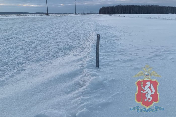 На свердловской трассе вводят ограничения в разгар праздников  Свердловская ГИБДД сообщила о введении временных ограничений на автодороге Богданович — Гарашкинское  — С 1 по 6 км автодороги Богданович — Гарашкинское вводятся временные ограничения на движение грузового и пассажирского транспорта. Данные меры связаны с необходимостью приведения дороги в нормативное состояние после выпадения значительного количества снега, — объяснили в ведомстве.   На указанном участке высота снежного покрова превышает 8 сантиметров.   Водители легковых автомобилей могут продолжать движение по этому участку, но нужно быть максимально острожными и ехать медленно!  Дорогу полностью откроют, когда очистят от осадков.