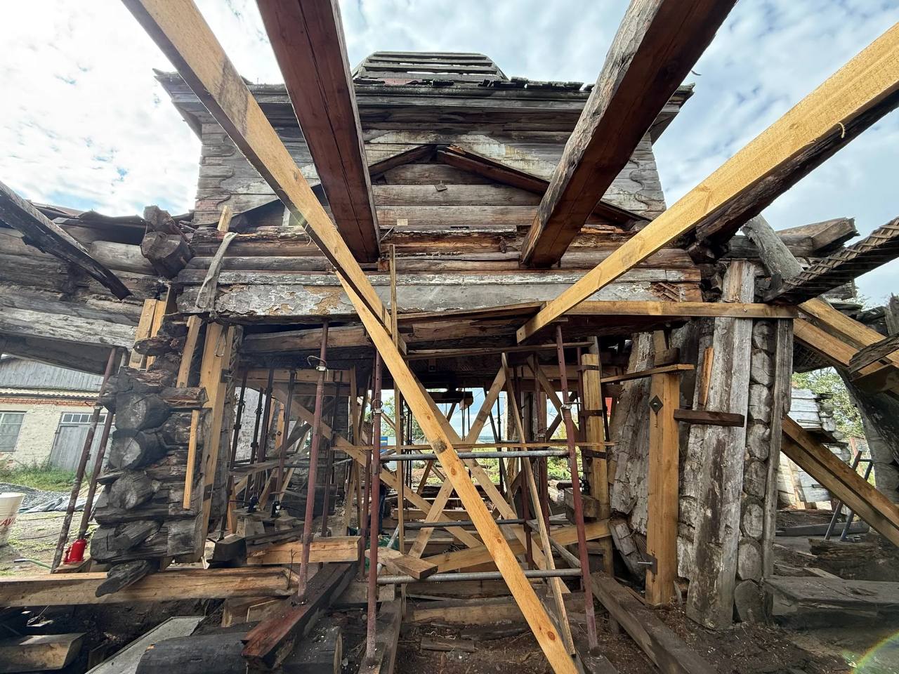 В селе Волчно-Бурлинское Крутихинского района идет спасение старинной Троицкой церкви.  Деревянный храм XIX века, долго находившийся в аварийном состоянии, начали восстанавливать. Об этом сообщил архитектор Александр Деринг.  Работы ведёт команда плотников под руководством Дмитрия Макарова. Проект инициировал Николай Вознесенский — потомок священников, служивших в этом храме.  За лето заменили гнилые венцы, установили новый фундамент и укрепили каркас. Помогают волонтёры-краеведы. К октябрю планируют "закрыть контур стен", чтобы защитить храм от дождей.  Реставрация обойдётся в 5–10 млн рублей. Основные расходы покрывает инициатор.    ТОЛК