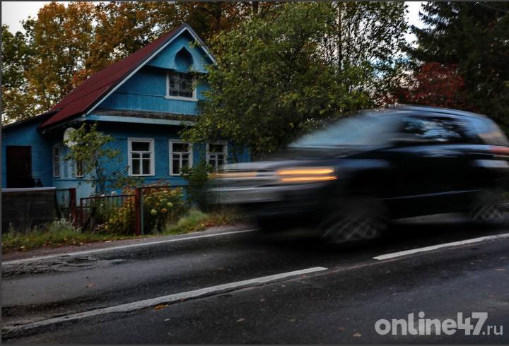 В Ленобласти с начала года ввели в эксплуатацию 2,58 млн кв. м жилья Этот показатель составляет 72% годового плана. Основной объем дает ИЖС — 2,01 млн кв. м или 78% всего ввода. При этом ИЖС вырос на 12% и продолжает занимать ключевую долю в структуре строительства. «Ленинградская область создаёт условия, при которых даже в непростых рыночных условиях строительство остаётся выгодным и востребованным. Активно растёт сектор ИЖС, а крупные девелоперы планово смещают ввод очередей на конец года, подстраиваясь под спрос и новые условия ипотеки. Такой ритм работы позволяет отрасли развиваться без рывков и сохранять устойчивость всего рынка жилья»,— отметил зампред Правительства Ленинградской области Евгений Барановский. Лидерами по объему ввода стали: Всеволожский район — 1,09 млн м2 в том числе 609 тыс.м2 ИЖС . Ломоносовский район — 378 тыс. м2 357 тыс.м2 ИЖС . Гатчинский район — 239 тыс.м2 221 тыс.м2 ИЖС . Выборгский район — 251 тыс.м2 238 тыс.м2 ИЖС . Значительный рост ИЖС отмечается в: Приозерском районе — 130 тыс.м2. Волосовском районе — 33 тыс.м2. Киришском районе — 8,7 тыс.м2. Online47 — Всё о Ленобласти и не только