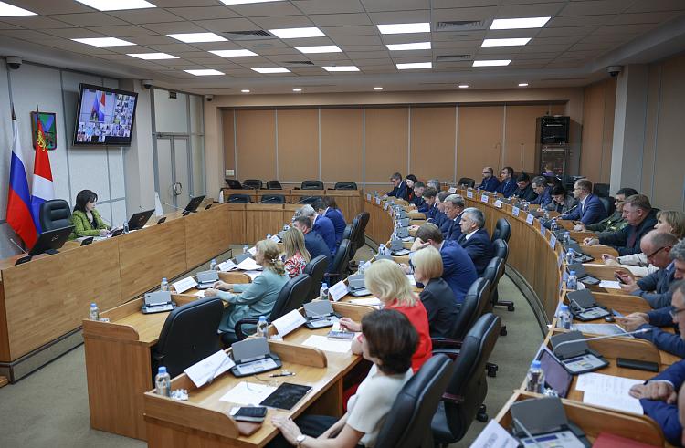 В Приморье поручено разработать комплекс дополнительных мер по обеспечению безопасности детей в летний период. Соответствующее поручение дала первый вице-губернатор Вера Щербина на совещании с органами власти и главами муниципалитетов 9 июня. Обеспечение детской безопасности в каникулы является основной темой совещания. Министр здравоохранения края Евгений Шестопалов подчеркнул, что ответственность за детей и их досуг лежит на родителях, в то время как муниципалитеты должны создать безопасную среду на своей территории. «Нужно обеспечить безопасность в общественных пространствах и на дорогах, игровых и спортивных площадках. Своевременно оградить или закрыть опасные объекты, проходы в заброшенные здания, обеспечить контроль за несанкционированными местами купания. Проводить профилактические акции и уроки правил пожарной безопасности, дорожного движения, поведения на воде и в лесу. Информировать родителей о безопасных местах отдыха и потенциальных рисках», – отметил Евгений Шестопалов.