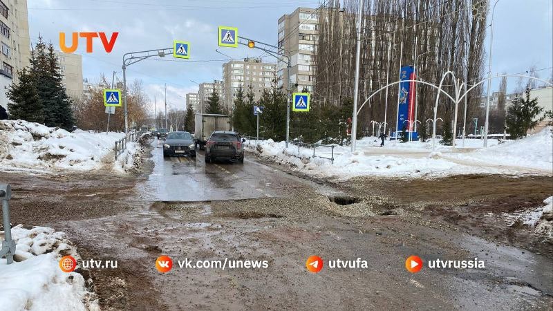 В Уфе на участке, где прокладывали тепломагистраль, образовалась яма  Фото с места отправил подписчик UTV. По его словам, работы проводились около домов № 3 и № 12/2 на улице Мубарякова. После завершения монтажа тепломагистрали дорогу засыпали. Теперь на одном из участков проезжей части образовалась яма, из-за которой не все автомобили могут проехать.  «То, что засыпали, обрушилось – и теперь яма почти полметра. Машины только с высоким клиренсом могут проехать, остальные разворачиваются», – написал уфимец.